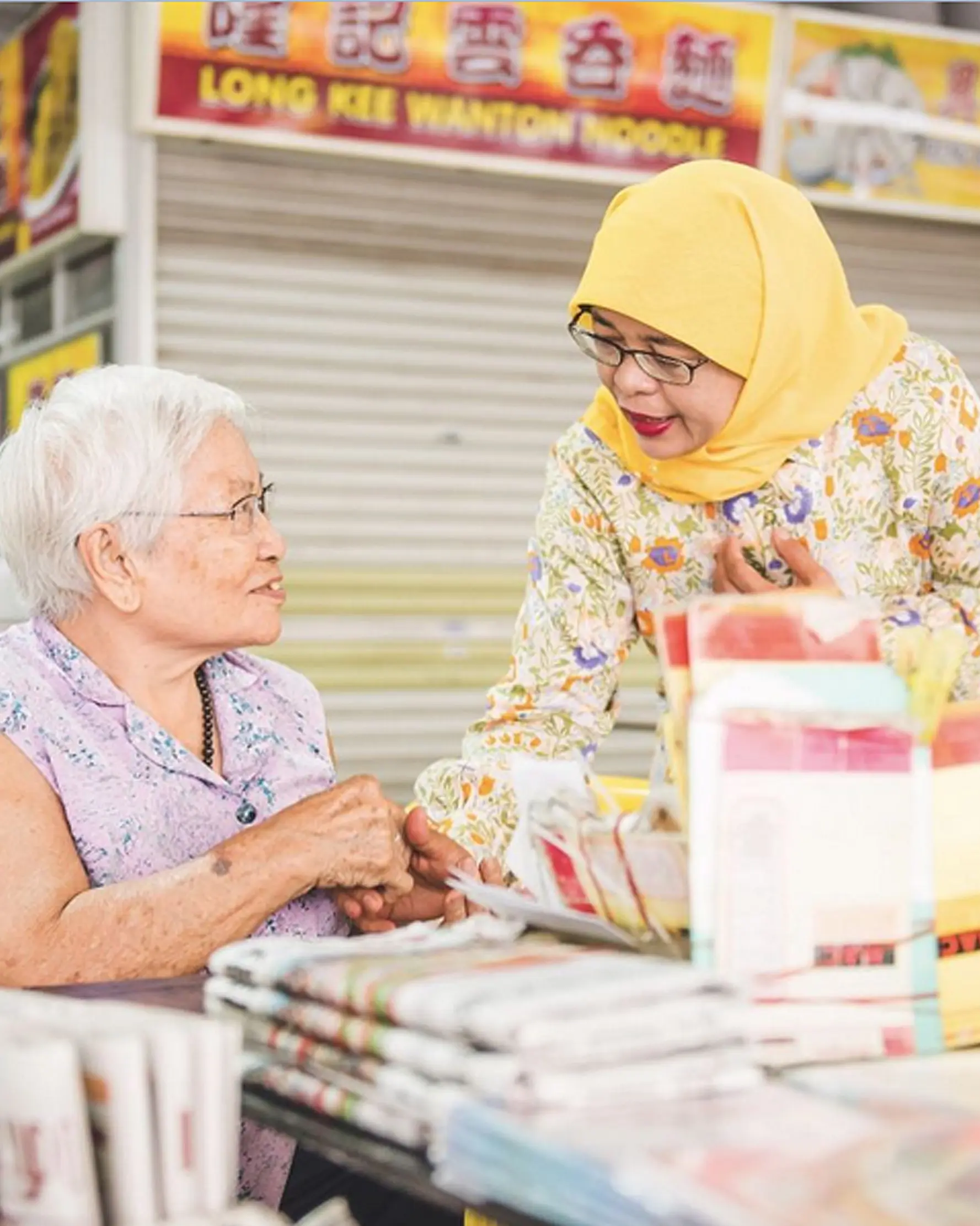 Setelah sarapan dengan telur dan secangkir kopi, Halimah Yacob mengajak berbincang dengan nenek di Jurong Spring 505 Market & Food Centre, Singapura (05/9). (instagram.com/halimahyacob)