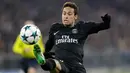 Pemain Paris Saint-Germain, Neymar berusaha mengontrol bola pada matchday keenam Grup B Liga Champions kontra Bayern Munchen di Stadion Allianz Arena, Rabu (6/12). Kendati kalah 1-3, PSG tetap keluar sebagai juara Grup B. (AP/Matthias Schrader)