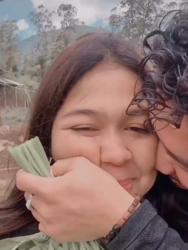 6 Potret Kedekatan Rizki D'ACademy dan Aryaningrat, Wanita yang Sempat Bikin Heboh