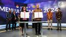 Ketua Komisi Pemilihan Umum (KPU) Hasyim Asy'ari (tengah kanan) bersama CFO KLY Octaviany Sarimawan (tengah kiri) menunjukkan dokumen kerja sama saat acara penandatanganan MoU antara Emtek dengan KPU di SCTV Tower, Jakarta, Selasa (30/8/2022). Kerja sama KPU dengan Emtek ini terkait sosialisasi Pemilihan Umum yang akan diselenggarakan 2024 mendatang. (Liputan6.com/Johan Tallo)