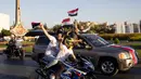 Pendukung Presiden Suriah Bashar Assad mengibarkan bendera Suriah pada pertemuan di Omayyid Square, Damaskus, Suriah, Minggu (23/5/2021). Pemilihan presiden di negara yang dilanda perang itu akan diadakan pada 26 Mei. (AP Photo/Hassan Ammar)