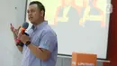 Dalam sesi pertama yang dibawakan oleh Teddy Tri Setio Berty, Jurnalis Liputan6.com, mahasiswa diperkenalkan dengan konsep mobile journalism (MoJo) sebagai pendekatan produksi konten yang mengandalkan perangkat sederhana seperti telepon pintar. Tampak dalam foto, Jurnalis Liputan6.com, Teddy Tri Setio Berty saat memberi materi bertema “The Power of Visual Storytelling in Digital Journalism,” dalam program Liputan6 Connect di Aula Lantai 3 Kampus Trisakti School of Multimedia, Jakarta Timur, pada Kamis 2 April 2026. (Liputan6.com/Helmi Fithriansyah)