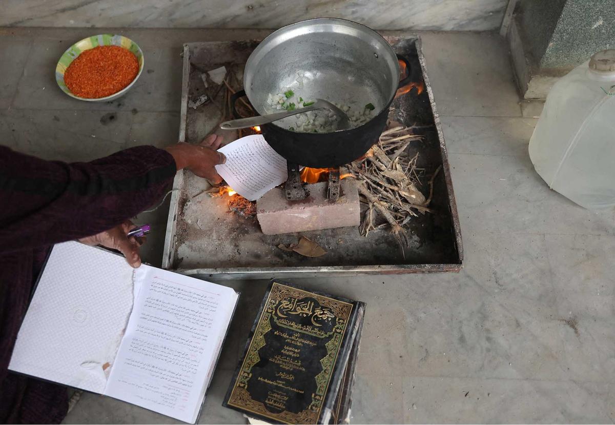 FOTO: Nestapa Warga Gaza:  Memasak dengan Buku Buku Bekas Universitas