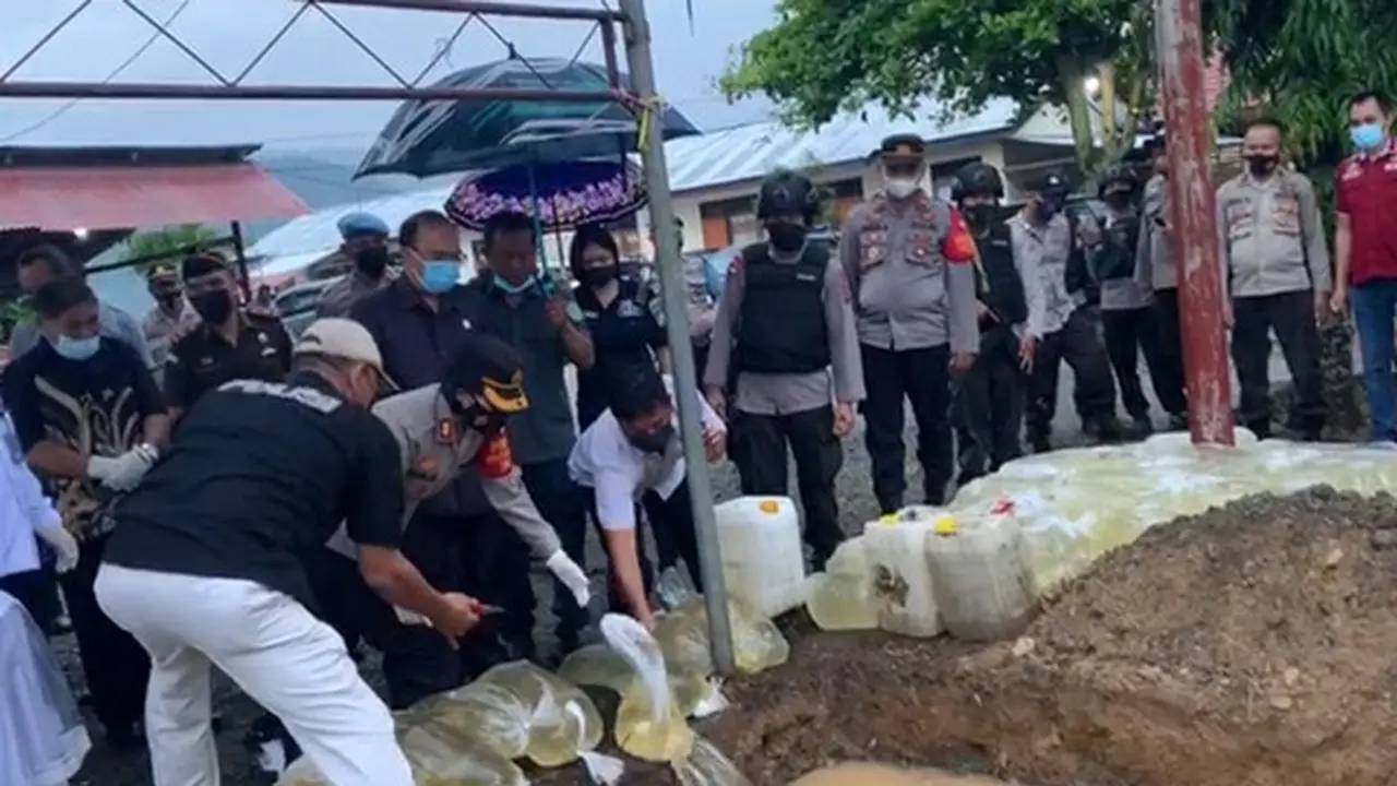 Barang bukti berupa miras Cap Tikus dan bahan kimia berbahaya yang dimusnahkan Polres Bolmong.