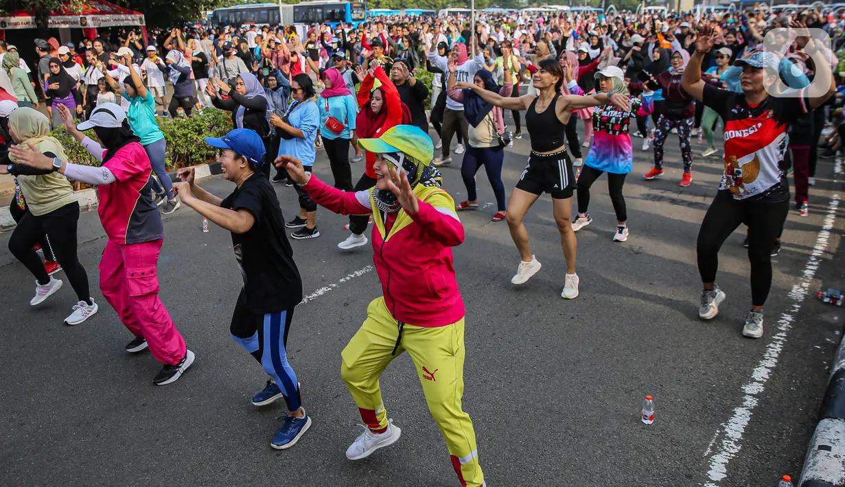 Warga berolahraga saat hari bebas kendaraan atau Car Free Day (CFD) di Jakarta, Minggu (12/5/2024). (Liputan6.com/Angga Yuniar)