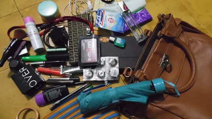 6 Barang Cewek yang Sebaiknya Juga Harus Ada di Tas Cowok