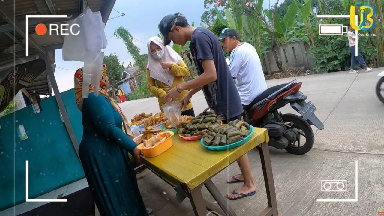 Ibu pedagang takjil tampak makin kaget. Apalagi Adam membagi-bagikan tanpa tahu harga makanan yang dia berikan.<br>