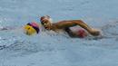 Atlet polo air Indonesia, Zaenal Arifin, membawa bola saat melawan Malaysia pada laga SEA Games 2019 di Aquatic Center, Clark, Jumat (29/11). Indonesia berhasil meraih emas perdana dari cabang polo air. (Bola.com/M Iqbal Ichsan)