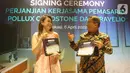 (Ki-Ka) VP of Business Development Travelio Felicia Gautama dan Direktur Utama Pollux Chadstone Yanto Zefania berbincang usai penandatanganan Perjanjian Kerja Sama (PKS) Jasa Pemasaran Penyewaan Apartemen di Cikarang, Bekasi (6/4/2022). (Liputan6.com/HO/Agus)
