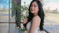 Meski masih berusia 19 tahun, Salshabilla selalu memperhatikan penampilannya. Ia juga kerap membagikan OOTDnya yang memukau dalam memadupadankan pakaian di akun Instagram. Paling menarik adalah ketika ia memposting outfit dengan busana putih elegan. (Liputan6.com/IG/@salshabillaadr)