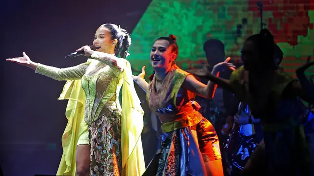 Yura Yunita dalam Pertunjukan Tutur Batin di Tennis Indoor, Senayan, jakatrta Pusat, Jumat (16/6/2023). (Foto: Bambang E. Ros/Fimela)