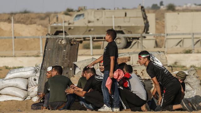 Aksi Warga Palestina Ketapel Pasukan Israel di Jalur Gaza