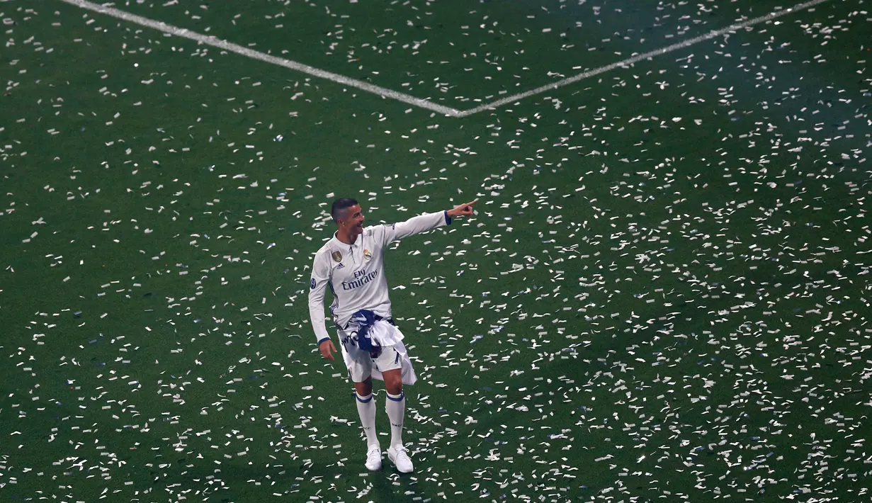 Gelandang Real Madrid, Cristiano Ronaldo menyapa para fans saat merayakan keberhasilan Real Madrid raih gelar ke-12 Liga Champions di Stadion Santiago Bernabeu, Madrid, Spanyol (4/6). (AP Photo / Francisco Seco)