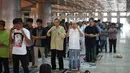 Umat muslim menunaikan salat Idul Adha di Masjid Istiqlal, Jakarta, Minggu (11/8/2019). Idul Adha 1440 Hijriah dirayakan secara nasional pada hari Minggu (11/8), serta dilanjutkan dengan pemotongan hewan kurban untuk dibagikan kepada warga. (Liputan6.com/Immanuel Antonius)