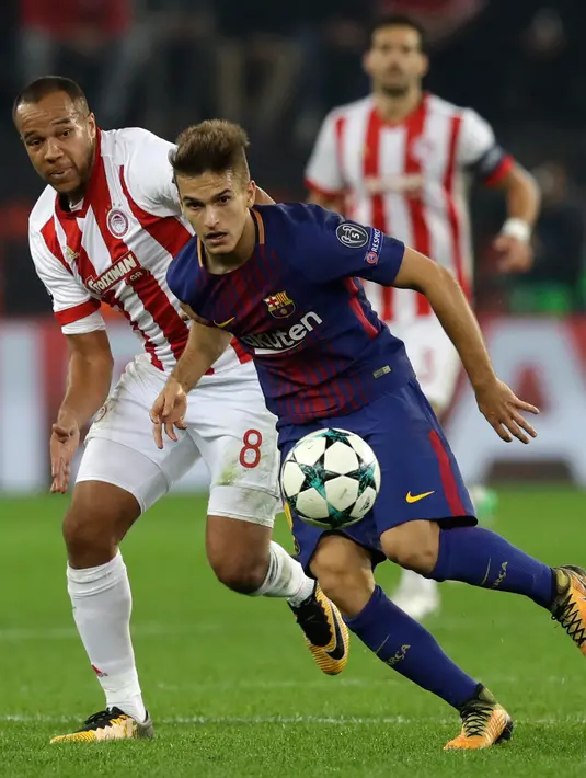Pemain Barcelona, Denis Suarez berebut bola dengan pemain Olympiakos, Vadis Odjidja-Ofoe pada laga babak penyisihan Grup D Liga Champions di Georgios Karaiskáki, Rabu (1/11). Barcelona hanya mampu bermain imbang dengan skor 0-0. (AP/Thanassis Stavrakis)