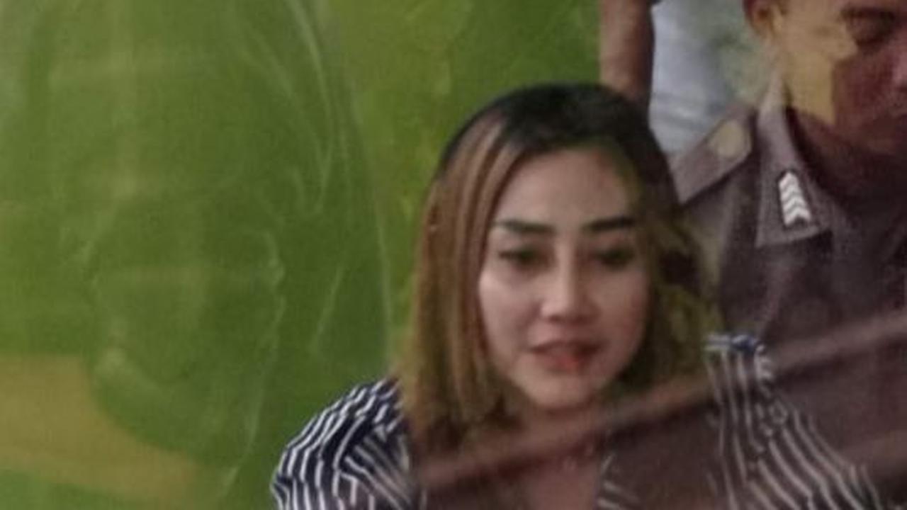 Didampingi Suami yang Polisi Pangkat Bripka, Selebgram Luluk Nuril Sambangi SMKN 1 Probolinggo