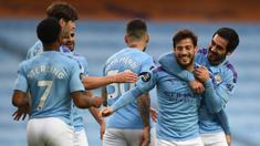 Pemain Manchester City merayakan gol yang dicetak David Silva ke gawang Newcastle United pada laga lanjutan Premier League pekan ke-34 di Etihad Stadium, Kamis (9/7/2020) dini hari WIB. Manchester City menang 5-0 atas Newcastle. (AFP/Oli Scarff/pool)