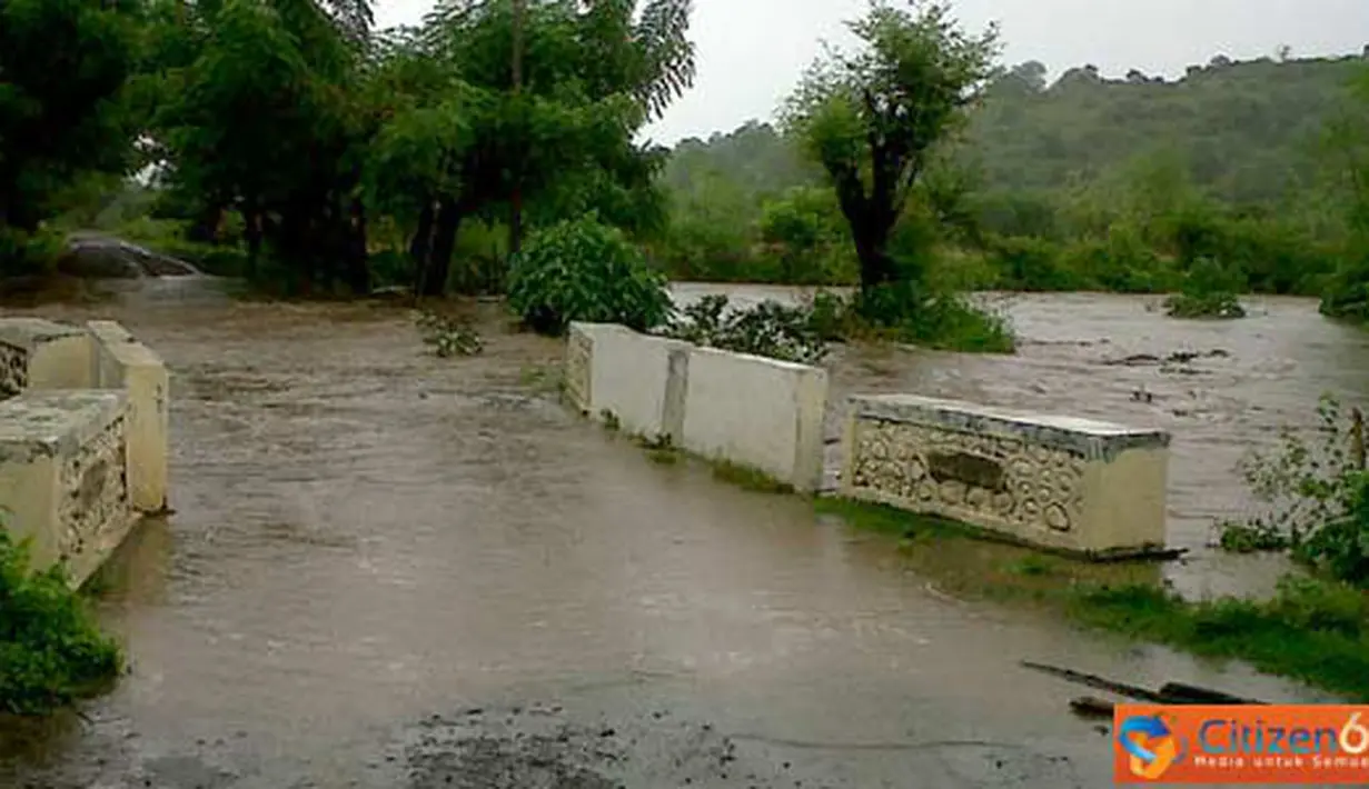 
Citizen6, Kilo: Banjir di jalan Kore-Kiwu, Kecamatan Kilo, Kabupaten Dompu Nusa Tenggara, telah meluap sampai kebadan ruas jalan. (Pengirim: Aji)