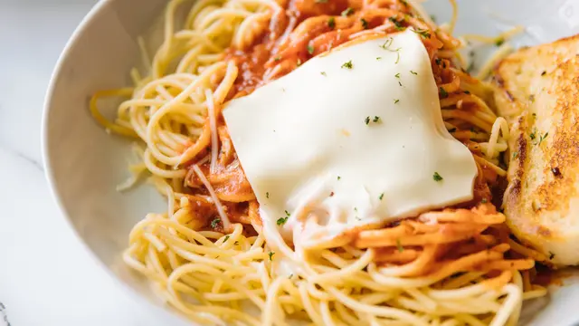 Ilustrasi spaghetti aglio olio mozarella