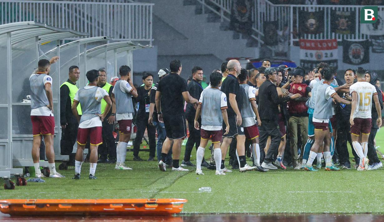 Tensi panas di dalam lapangan menjalar hingga ke bench pemain. Tampak keributan jelang akhir laga Persija vs Borneo FC.(Bola.com/M Iqbal Ichsan)