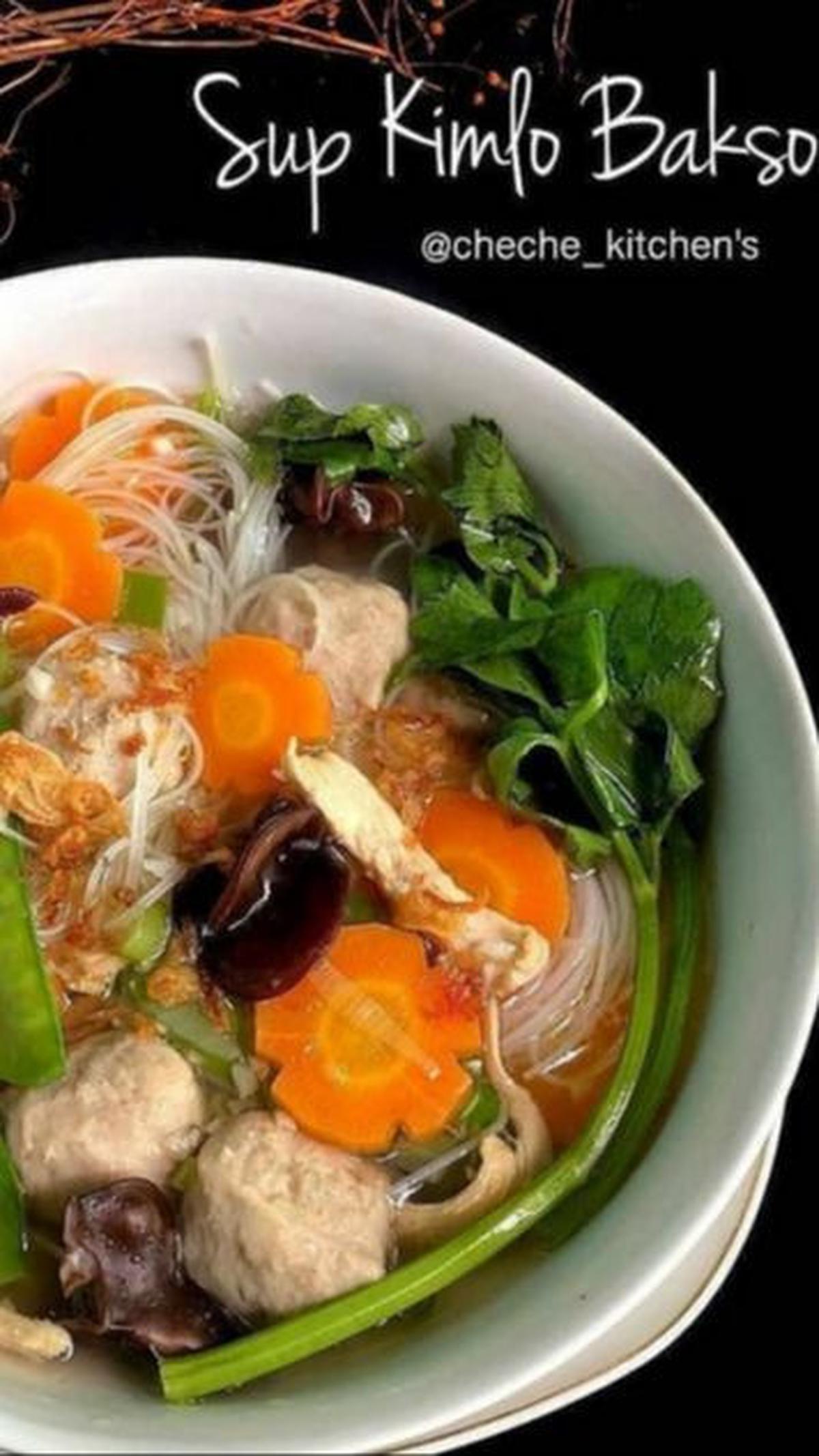 5. Resep Buat Buka Puasa dan Sahur: Sup Kimlo Bakso<br>