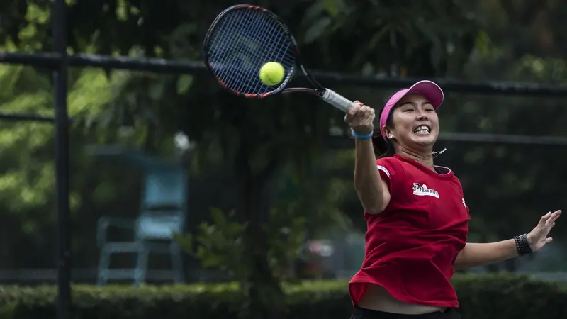 FOTO: Menpora Adu Kebolehan dengan Atlet Pelatnas Tenis Asian Games
