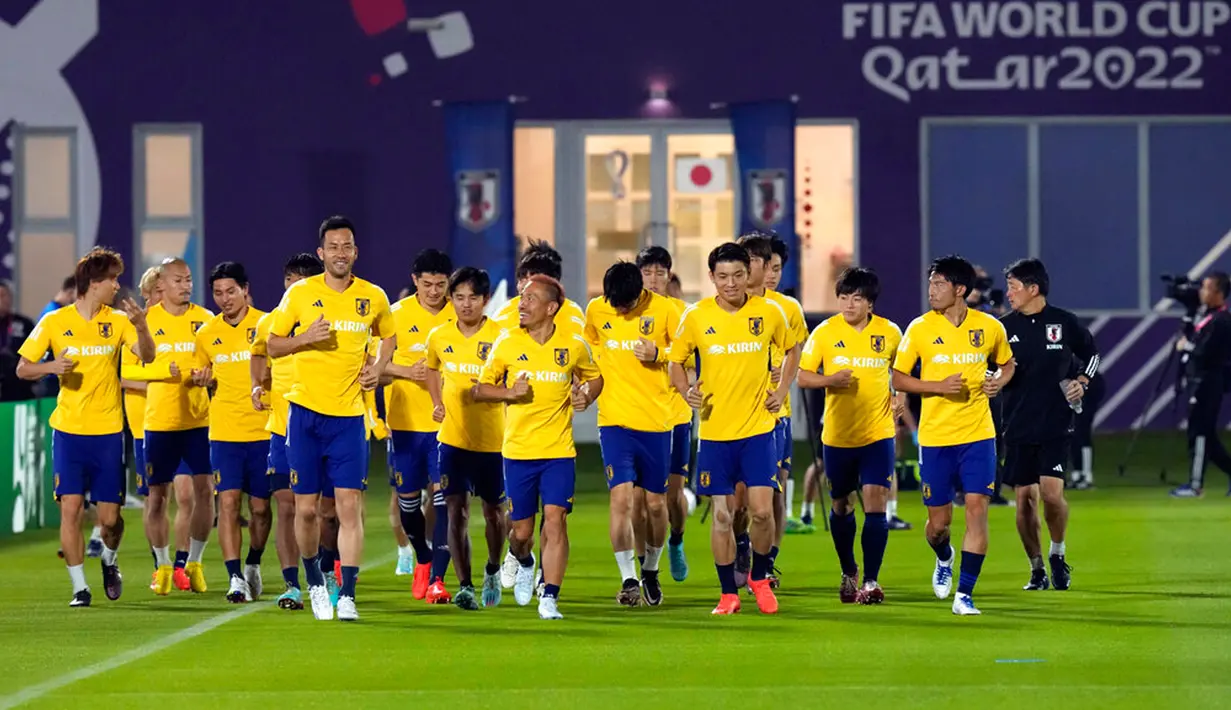 Pemain Jepang melakukan pemanasan saat sesi latihan di Doha, Qatar, 29 November 2022. Jepang akan menghadapi Spanyol dalam pertandingan Grup E Piala Dunia 2022 pada 1 Desember. (AP Photo/Eugene Hoshiko)