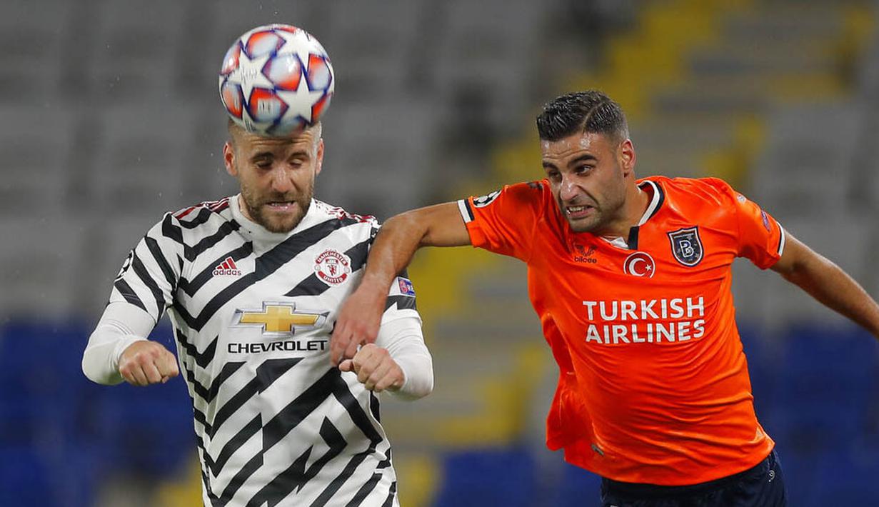 Pemain Istanbul Basaksehir, Aziz Behich, berebut bola dengan pemain Manchester United, Luke Shaw, pada laga Liga Champions di Stadion Fatih Terim, Kamis (5/11/2021). MU takluk dengan skor 2-1. (AP Photo)