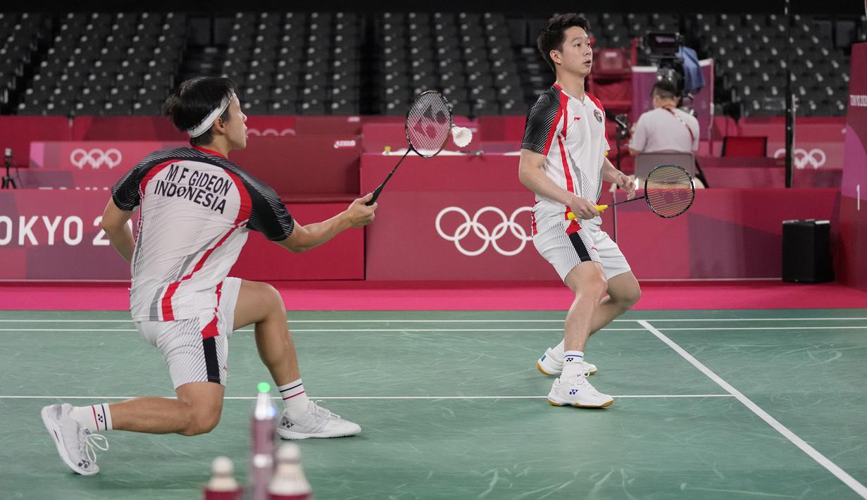 Permaianan Marcus/Kevin semakin konsisten setelah interval gim kedua, sedangkan pasangan Satwiksairaj/Chirag beberapa kali melakukan kesalahan. Dominasi mereka akhirnya menutup gim kedua dengan skor 21-12. (Foto: AP/Dita Alangkara)