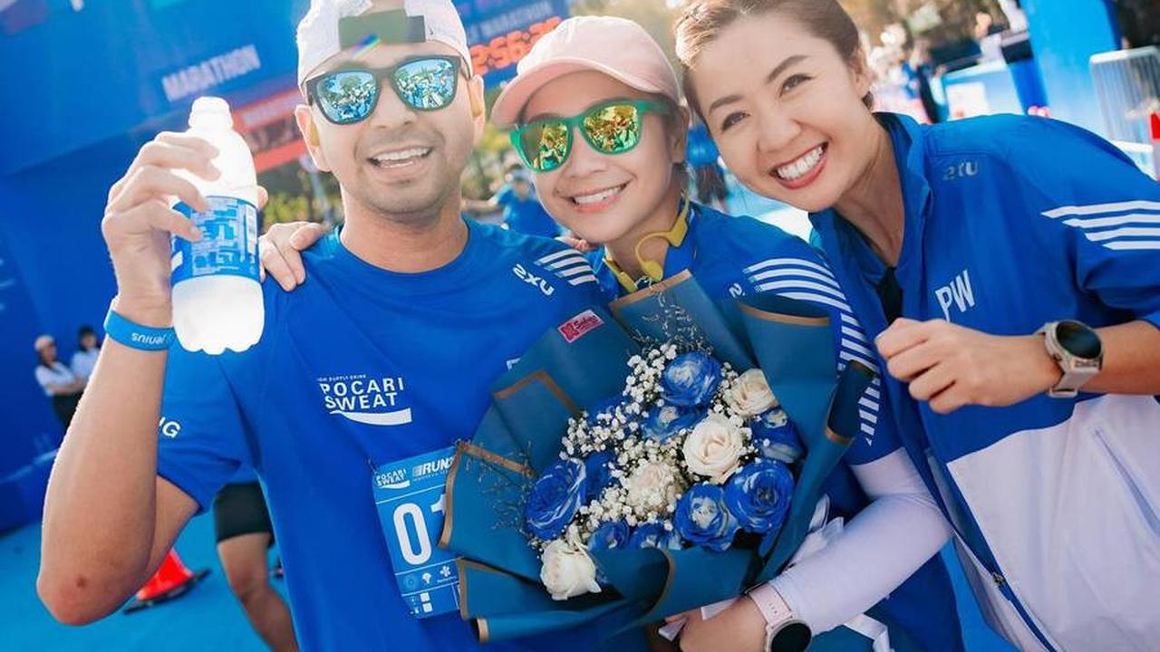 Tampil Tertutup Dengan Manset Lengan Panjang dan Legging Hitam
