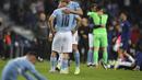 Bek Manchester City, Ruben Dias memeluk Sergio Aguero usai pertandingan melawan Chelsea pada babak final Liga Champions di Stadion Dragao di Porto, Portugal, Minggu (30/5/2021). Man City kalah atas Chelsea dengan skor 1-0. (David Ramos/Pool via AP)