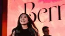 Setiap kali ia melangkah, auranya yang elegan dan feminin langsung terasa, seolah hitam adalah warna yang mengekspresikan jiwanya.  [@bernadyaribka].