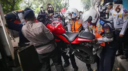 Puluhan personel gabungan dari Suku Dinas Perhubungan Jakarta Selatan, TNI, Polri serta Satpol PP diterjunkan untuk menertibkan para pelanggar yang memarkirkan kendaraannya disembarang tempat. (Liputan6.com/Angga Yuniar)