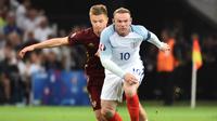 Aksi Wayne Rooney saat Inggris melawan Rusia pada laga Grup B Piala Eropa 2016. (BERTRAND LANGLOIS / AFP)