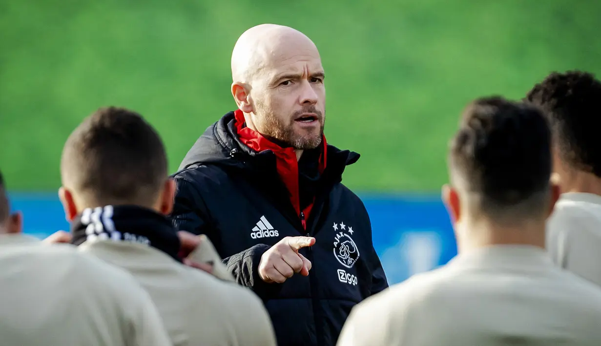 Pelatih Ajax Amsterdam Erik Ten Hag selama sesi latihan di kompleks latihan mereka De Toekomst di Ouder-Amstel, pada 12 Februari 2019. Erik ten Hag dilaporkan telah setuju menandatangani kontrak empat tahun setelah menjadi manajer Manchester United atau MU berikutnya. (Robin van Lonkhuijsen/ANP/AFP)