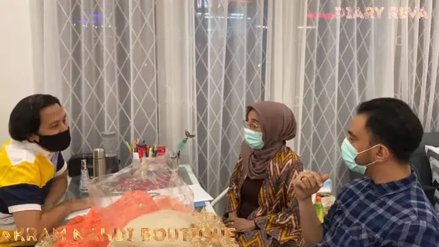 7 Potret Reza D'Academy Fitting Baju Pernikahan, Tampil Menawan