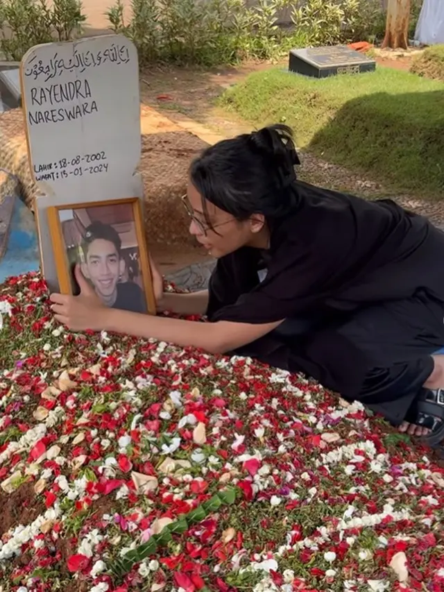 Kaneishia Yusuf  di makam kekasih (Instagram/kaneishiayusuf05)