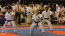 Atlet Indonesia berlaga di kelas Kata Beregu pada Kejuaraan Dunia Karate SKIF ke-12 di JIExpo Kemayoran Jakarta, Jumat (26/8). Ratusan atlet dari 58 negara berlaga hingga Minggu (28/8). (Liputan6.com/Helmi Fithriansyah)