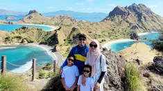 Delapan tahun menjalani biduk rumah tangga, pasangan selebriti yang sudah populer dalam perannya di layar kaca ini selalu tampil kompak. Sudah dikaruniai dua buah hati, kehidupan rumah tangga Icha dan Dude semakin lengkap. Dalam liburannya ini pun tidak lupa keduanya ajak buah hatinya yang masih kecil untuk menikmati indahnya Pulau Padar. (Liputan6.com/IG/@ichasoebandono)