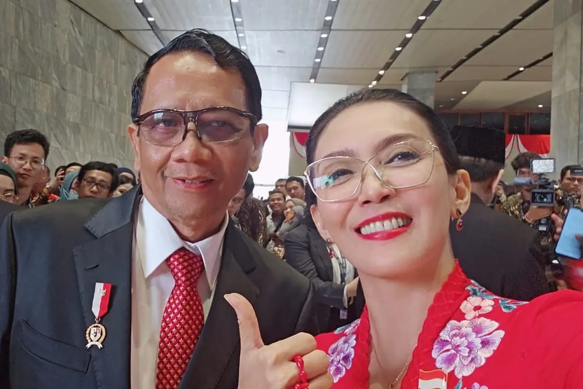 Politisi PDI Perjuangan Rieke Diah Pitaloka berharap Mahfud Md dapat mengembalikan marwah Mahkamah Konstitusi (MK).