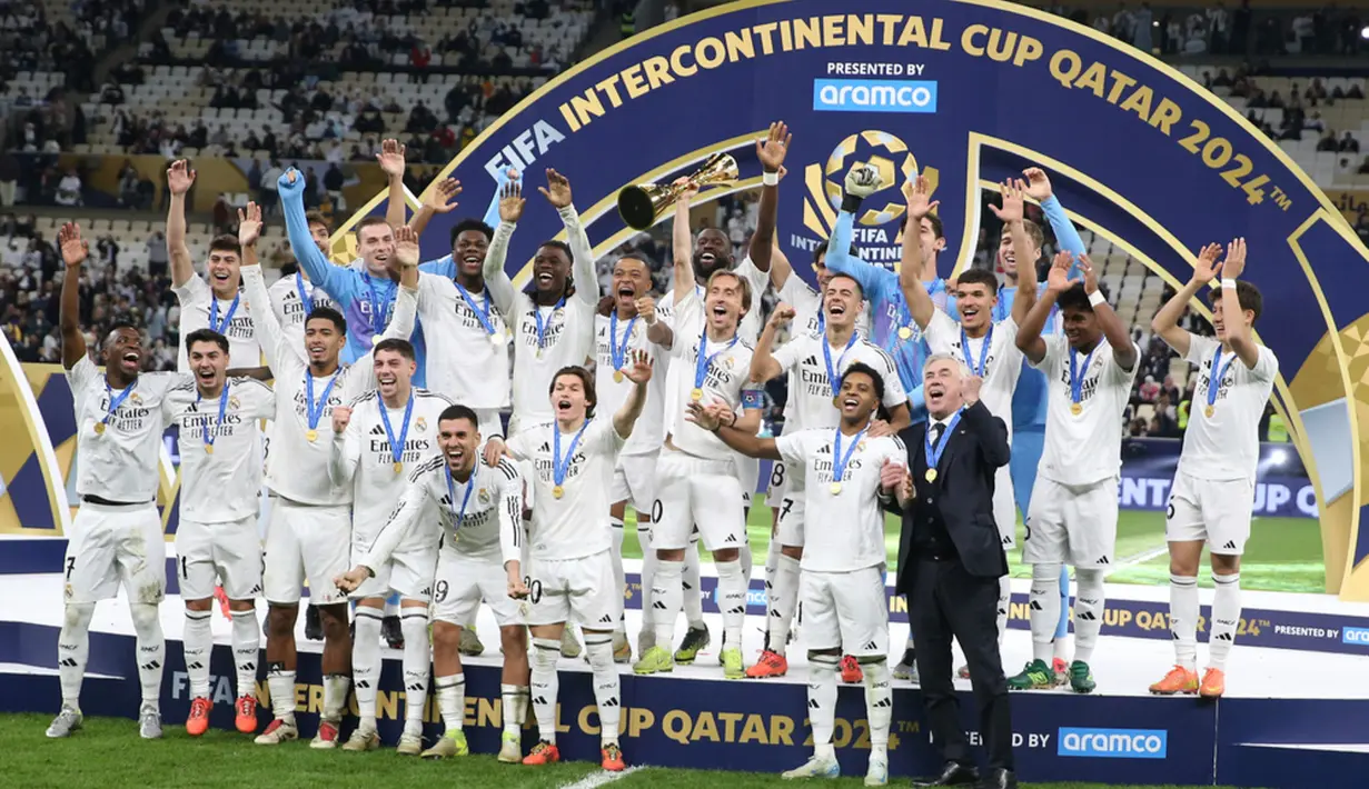 Real Madrid sukses menjuarai FIFA Intercontinental Cup 2024 usai mengalahkan Pachuca. Pertandingan digelar di Lusail Stadium, Kamis (19/12/2024) dini hari WIB. Los Blancos tampil dominan dengan kemenangan telak 3-0. (AP Photo/Hussein Sayed)