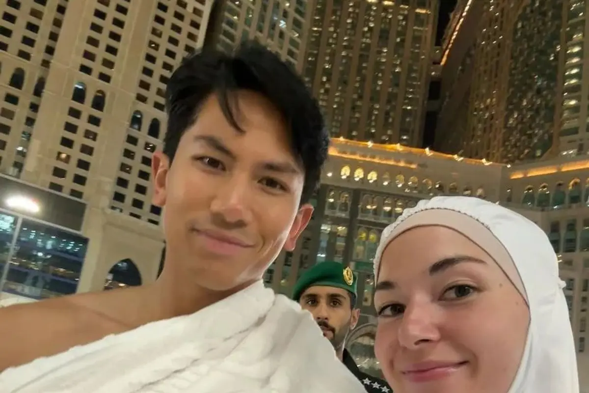Tampilan Wajah Glowing Anisha Rosnah Saat Umroh Perdana Bersama Pangeran Mateen, Cantik Paripurna Tanpa Makeup