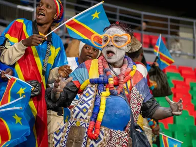 Suporter Kongo saat mendukung tim nasional mereka dalam laga Kualifikasi Piala Dunia 2026 zona Afrika melawan Nigeria di Rabat, Maroko, Minggu (16/11/2025) waktu setempat. (AP Photo)