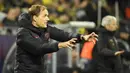 Pelatih Borussia Dortmund, Thomas Tuchel, memberikan arahan kepada pemainnya saat menghadapi Paris Saint-Germain pada leg pertama 16 besar Liga Champions di Signal Iduna Park, Dortmund, Rabu (19/2) dini hari WIB. Dortmund menang 2-1 atas PSG. (AFP/Ina Fassbender)