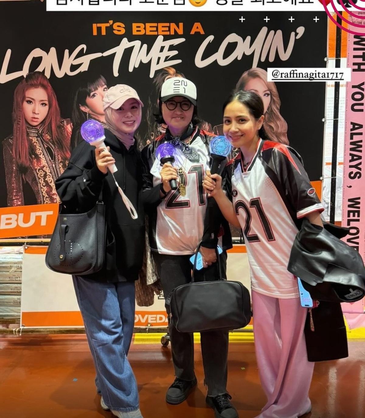 Potret Nagita Slavina dan Ayana Moon Nonton Konser 2NE1, Diundang YG Entertainment - Dapat Akses Backstage