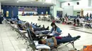 Citizen6, Surabaya: Kegiatan donor darah Prajutrit kobangdikal yang terdiri Perwira,bintara,tamtama dan Pegawai Sipil Kobangdikal di Gedung R Moeljadi Kobangdikal dalam rangka Hardikal ke 65. (Pengirim: Rohman Arif)