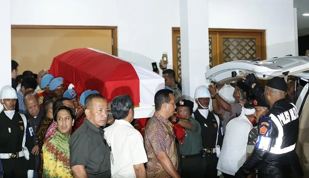 Jenazah BJ Habibie keluar dari RSPAD. (Bambang E Ros/Fimela.com)