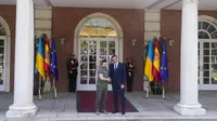 Presiden Ukraina Volodymyr Zelenskyy dan Perdana Menteri Spanyol Pedro Sanchez saat keduanya bertemu di Madrid pada Senin (27/5/2024). (Dok. AP Photo/Paul White)