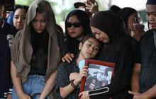 FOTO: Duka Mendalam Mengiringi Pemakaman Gary Iskak di Tanah Kusir