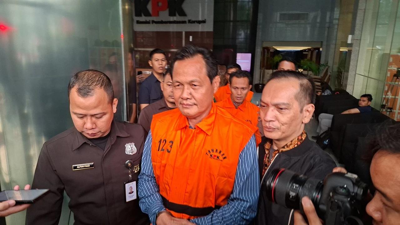 Penampakan Edison Bupati Muara Enim Kenakan Rompi Oranye KPK, Langsung Dijebloskan ke Penjara Usai Jadi Tersangka